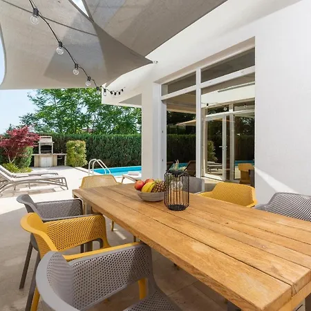 Luxury Kate With Pool In Žminj