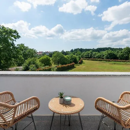 Luxury Kate With Pool In