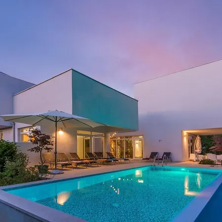 Luxury Kate With Pool In Villa *