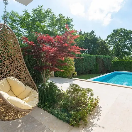 Luxury Kate With Pool In *