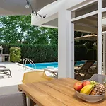Villa Luxury Kate With Pool In
