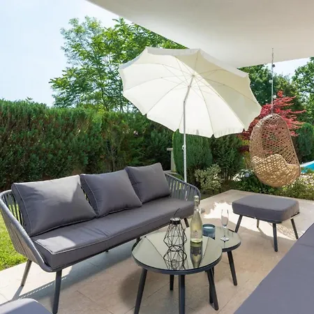 Luxury Kate With Pool In Villa