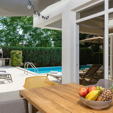 Villa Luxury Kate With Pool In